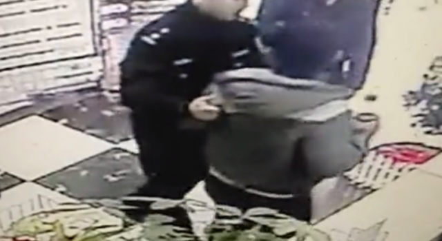 史上最轻松抓捕现场在这 嫌犯一脸茫然被带走