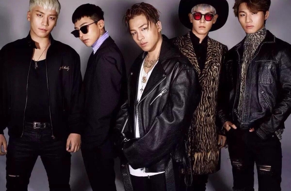 BIGBANG五人久违同框 TOP灿笑现身心情好