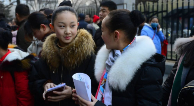 艺考小哥哥一秒入戏 上戏门口如“戏精”附体