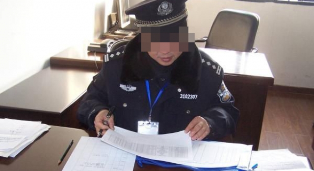 妹子穿婚纱向狱警男友求婚 遇到警察蜀黍你就嫁了吧！