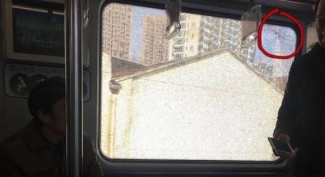 上海地铁车厢玻璃破裂 这难道不是熊孩子“报复社会”?