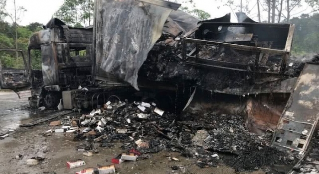 高速路上iPhoneX撒一地 网友大呼：一地的苹果啊！