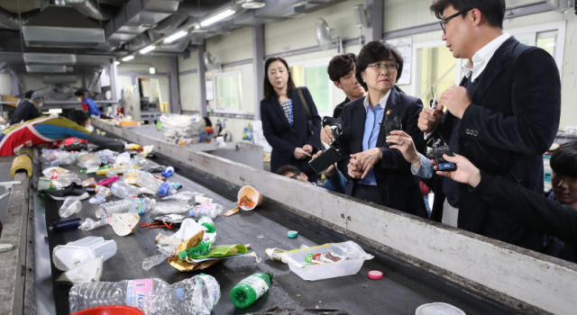 韩国垃圾堆成山愁坏总统府 召开会议商讨解决对策