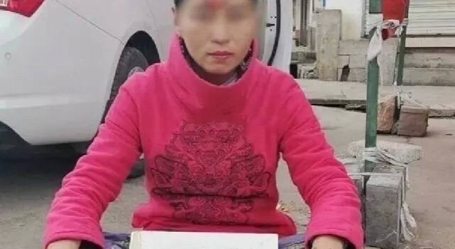 女子在丽江乞讨成网红 我貌美如花所以不想上班