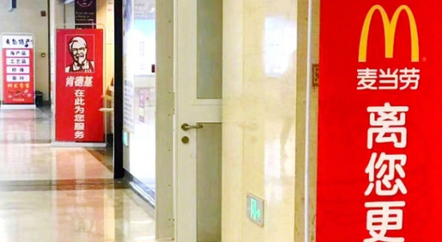 姓m的这位被消防蜀黍点名 防火卷帘门下堆放物品违法！