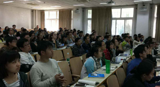 大学开课专教谈恋爱 教室内外秒变“相亲现场”