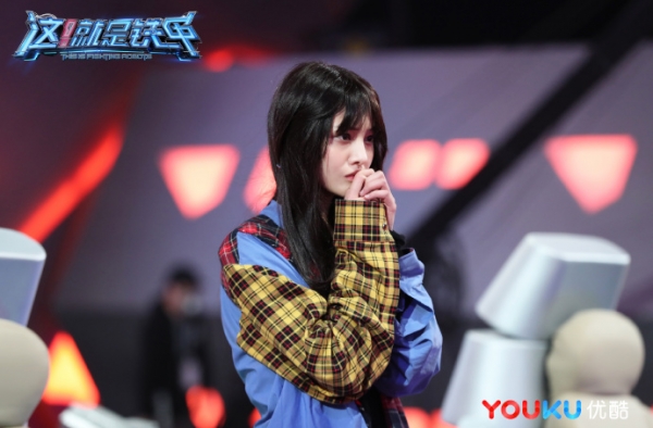 郑爽初遭淘汰难掩失落 吴尊“跪求”队员注意防守？