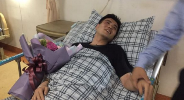 川航90后副机长半个身子被吸出窗外 当之无愧的英雄！