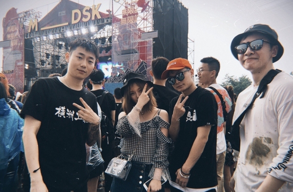 满舒克草莓音乐节半裸福利 去音乐节怎么穿才潮