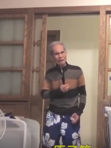 兄弟谎称要去刺青爷爷抹泪 有个玻璃心爷爷是什么体验