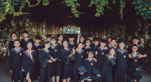 毕业生带全家人拍毕业照 想带家人们感受一下大学