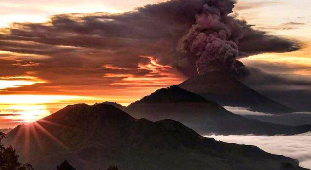 印尼巴厘岛火山爆发 多趟航班被取消