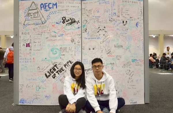 学霸情侣4年拿了53张证书 势均力敌的爱情你有吗？