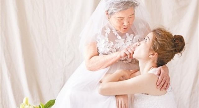 暖心!重庆妹子与81岁外婆合拍婚纱照 这就是幸福的意义