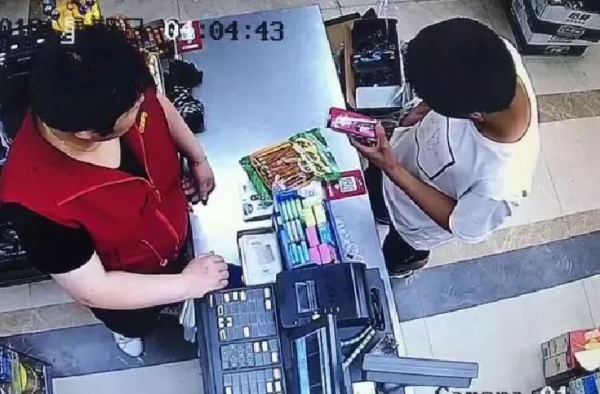霸气收银大姐用抹布吓懵劫匪，网友呼吁请勿模仿噢！