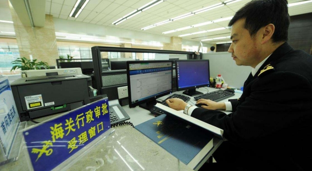 海关人员穿吊带裙工作被拍“改进窗口工作作风吗？”