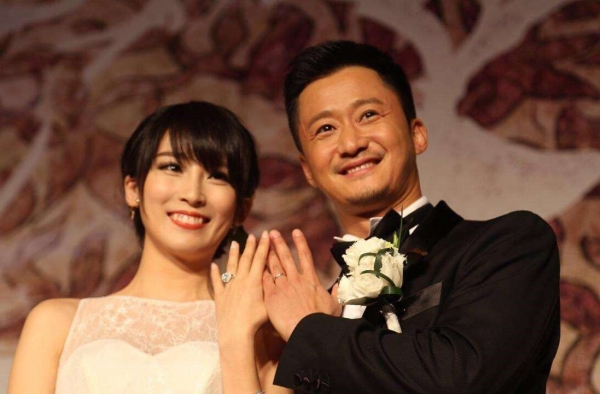 谢楠怀孕七个月自己开心逛商场，吴京带娃室外骑马