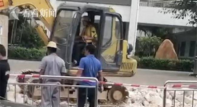 外卖员帮开挖掘机：你不行我来,你是新手...