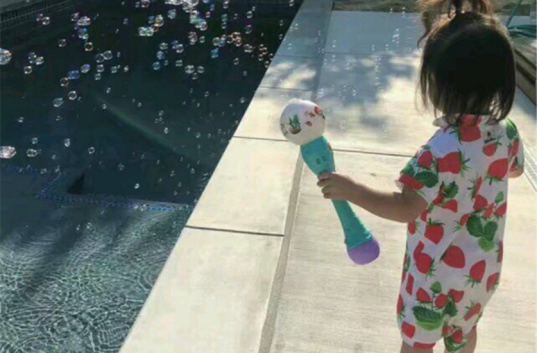 陈冠希晒女儿玩泡泡，在绚烂的泡泡中变身小公主