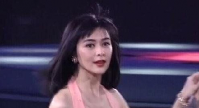 一代女神关之琳盛装出席活动，浑身优雅气质依旧
