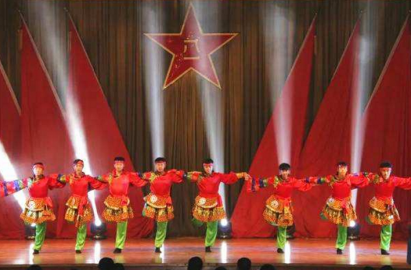 欢庆八一建军节，十里堡举行文艺汇演