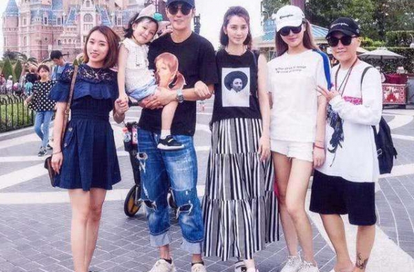 洪欣回应张丹峰疑出轨：自己和老公对她就是一家人 这剧情太熟悉了！
