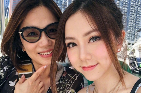邓紫棋晒与妈妈的游玩照，网友却被妈妈惊艳了