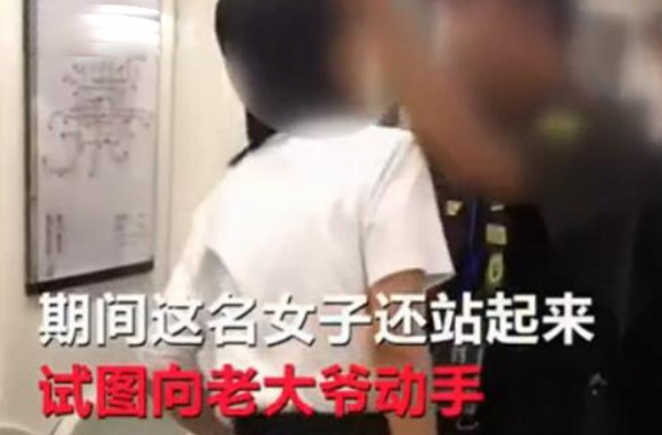 地铁车厢吸电子烟并辱骂劝阻的乘客与安全员,态度嚣张