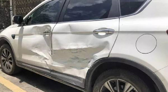 皮卡撞SUV11次 暴躁小哥演绎如何制乱停乱放.这样好吗?