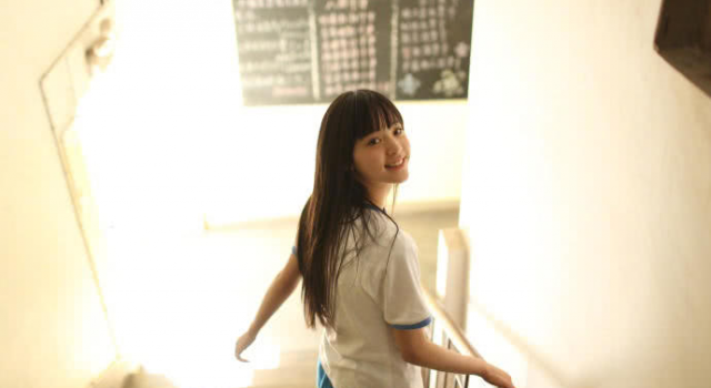 欧阳娜娜校服照曝光，清纯可人感觉又恋爱了