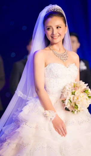 槿汐姑姑结婚五周年晒结婚照，满满都是幸福
