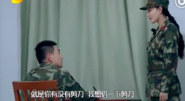 何捷给张馨予剪头发被赞 仿佛是女明星跟军官的言情小说