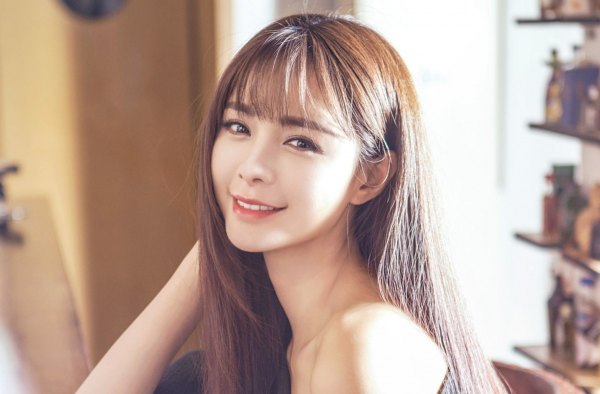 沈梦辰化身美发博主，助理在机场为其编辫子