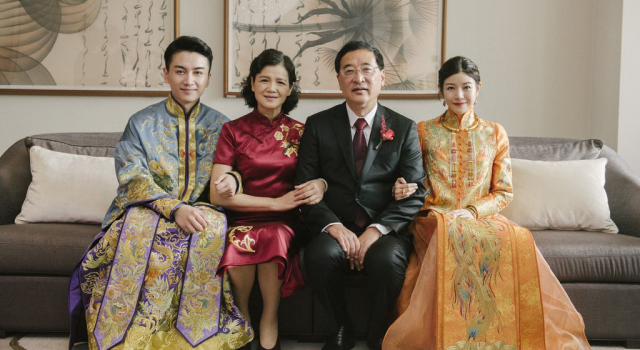 陈晓夫妇不带儿子参加好友聚会，陈妍希少女感十足
