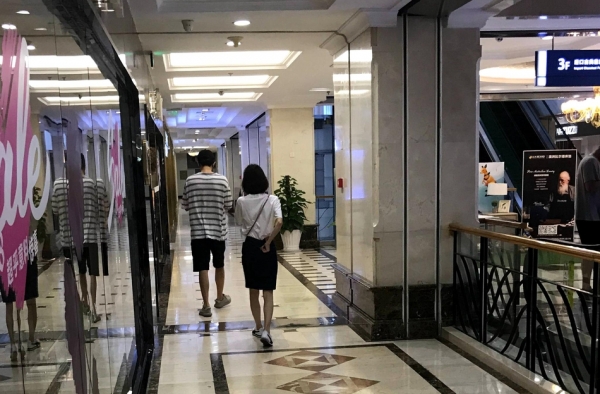 偶遇林更新王丽坤同逛家具店 网友：这是好事将近吗