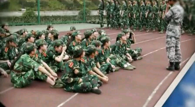 大学开学前的艰苦军训 你做好准备了？