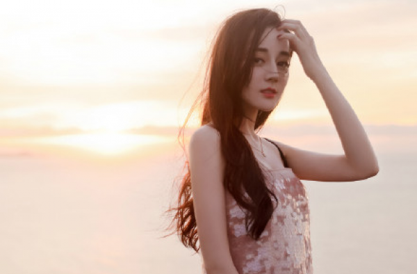 迪丽热巴慢游塞舌尔大片来袭 美人配美景太撩人了