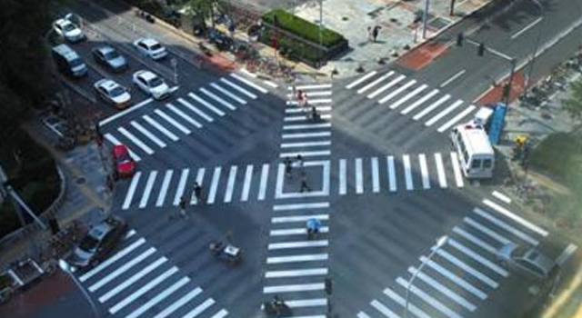 北京全向十字路口 首个亮相石景山：四个全绿灯行人斜穿过马路!