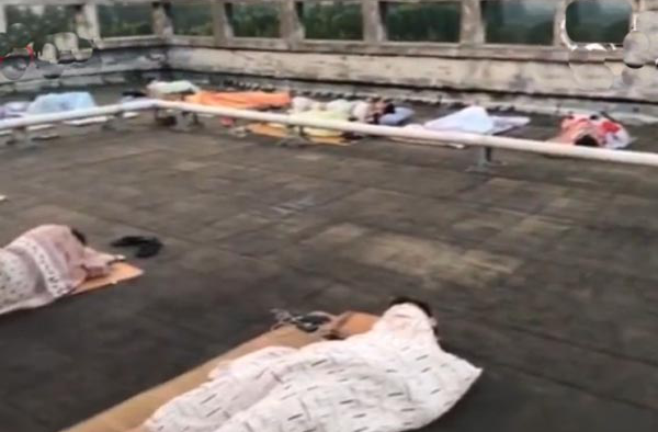 宿舍没风扇空调学生睡天台 河南高校回应:尽力解决