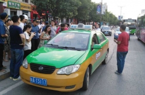 酒后打车将20元付成2万，不小心微信多转钱怎么办？