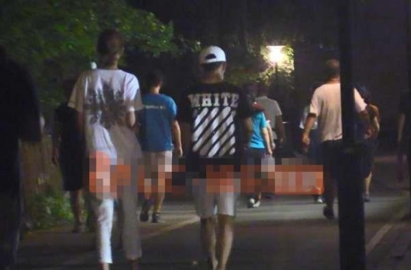 王宝强新恋情曝光：与高挑女子出行画面相当的温馨