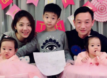 “小杨威”跟母亲合照 网友直言孩子长得很快酷似父亲