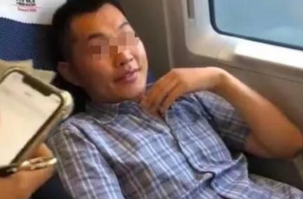高铁上出现座霸 是教育还是素质