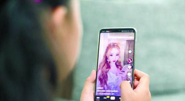 抖音用户显示低龄化 9岁女孩沉迷抖音浓妆艳抹