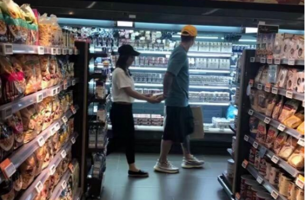 蒋劲夫退圈半年后首次出席活动 并在网上表白女友