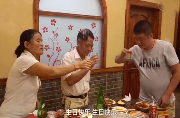 和现任照顾前女友父母16年 网友忍不住哭了