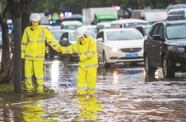 深圳特大暴雨 深圳遇50年一次的特大暴雨 人们出行困难