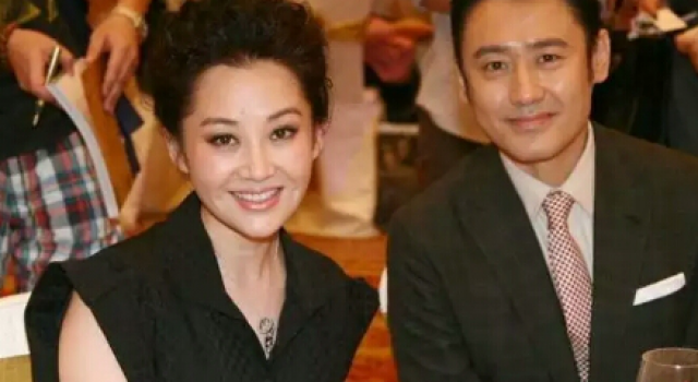 吴秀波一改大叔形象 活动中见许晴变成帅气小哥哥
