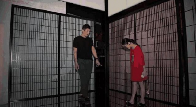李亚鹏带李嫣出席艺术展 大耳钉咬唇妆气场十足