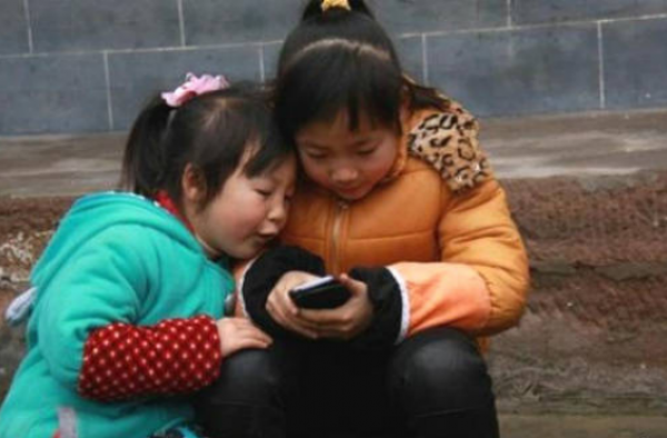 农村少年手机病怎么回事?对游戏痴迷成瘾,要挟父母充钱?